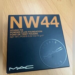 MAC Studio Fix Powder Plus Foundation - Classic Black